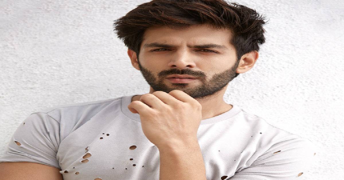 Fans Go Berserk Spotting Kartik Aaryan At A Theatre!