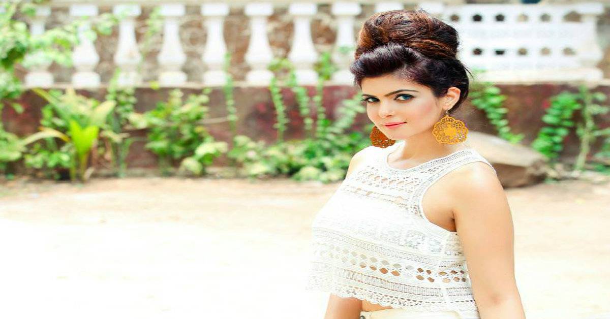 Ihana Dhillon Goes To Watch Hate Story 4, Gets Mobbed By Fans!
