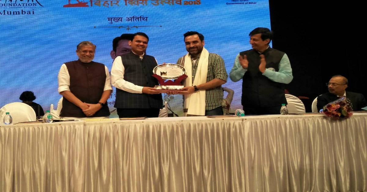 Pankaj Tripathi Receives The Bihar Samman Award From Devendra Fadnavis And Susheel Modi!