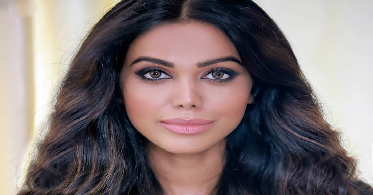 Natasha Suri Voted As Public Choice Favourite Host & Emcee!