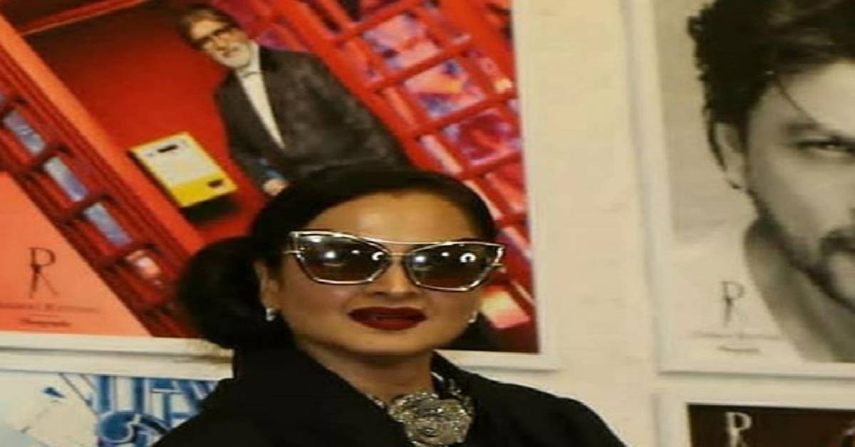 We Bet You Will Not Stop Laughing When You See Rekha's Reaction On Posing In Front Of Big B's Picture At The Dabboo Ratnani Calender Launch!