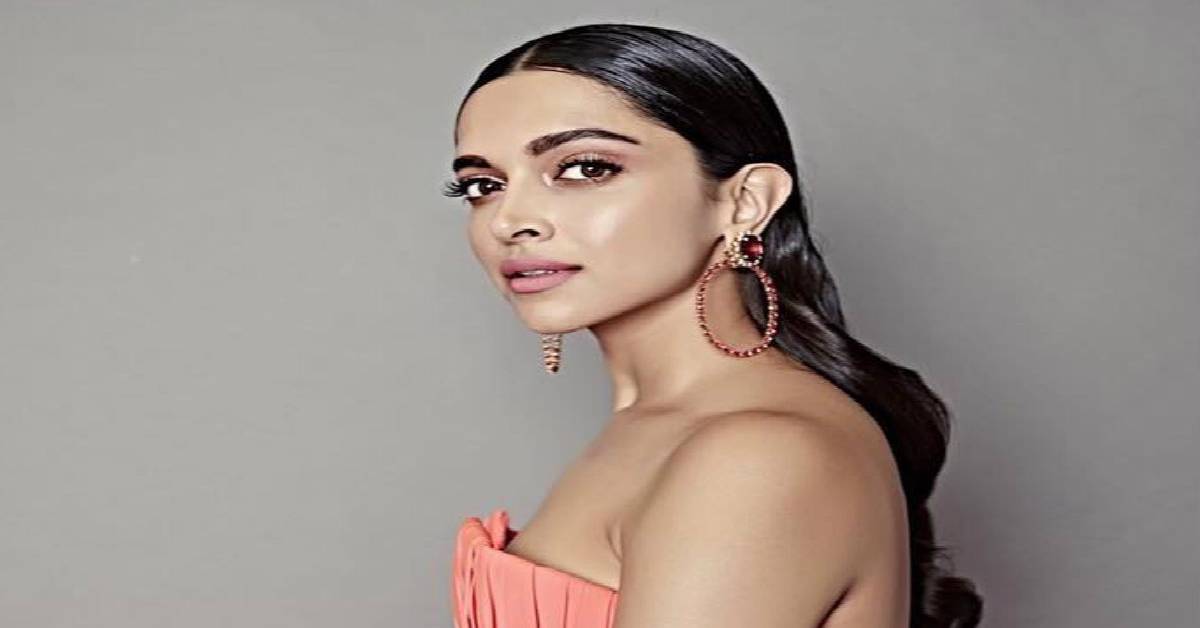 Deepika Padukone Makes Heads Turn At The Filmfare Glamour And Style Awards!
