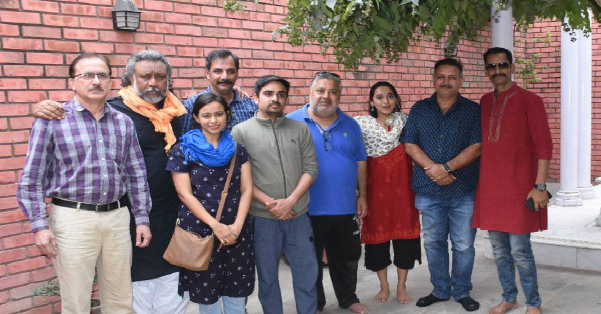 Anubhav Sinha Takes Article 15 Cast To Begum Akhtar’s Burial Chamber!
