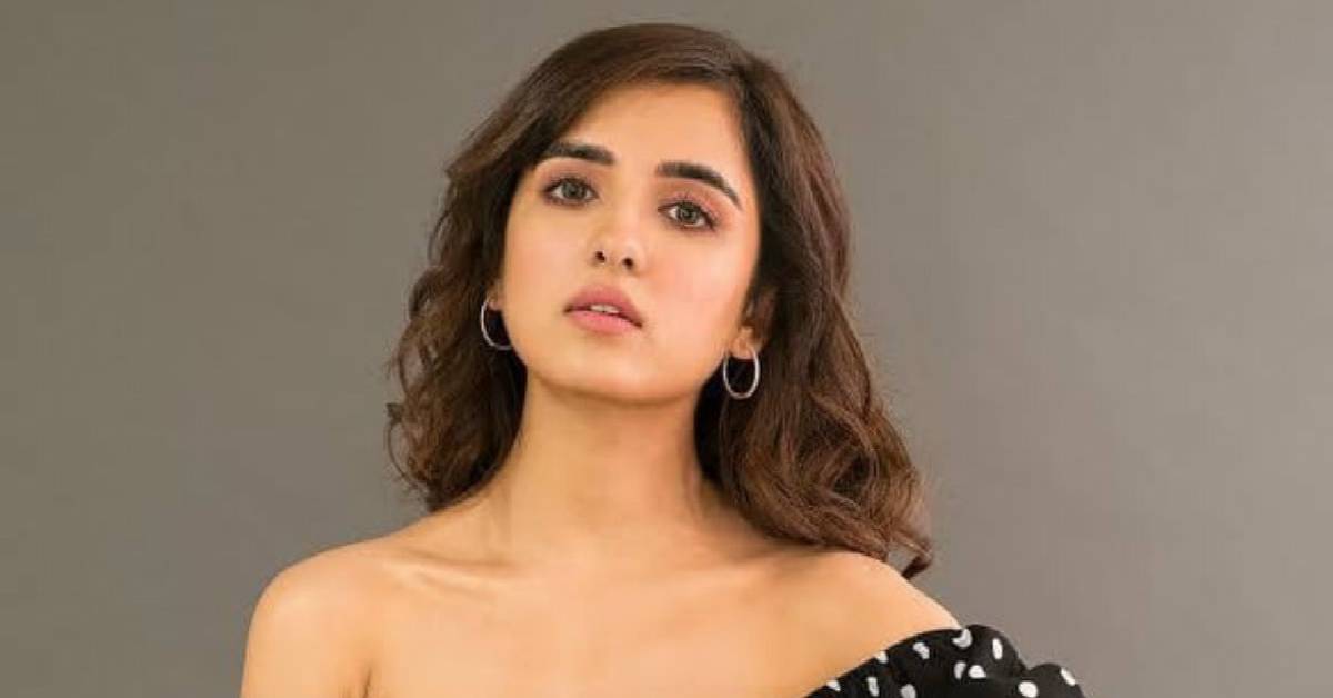 Shirley Setia’s Cover Of Na Tum Jaano Na Hum Is A Heartwarming Rendition Of The￼ Classic Track. Song Out Now!
