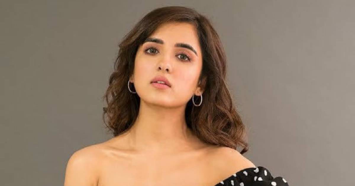 Shirley Setia’s Cover Of Na Tum Jaano Na Hum Is A Heartwarming Rendition Of The￼ Classic Track. Song Out Now!
